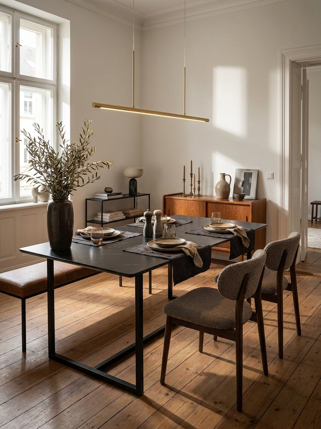 Moderner Esstisch 160x80 cm mit schwarzer Marmor Optik Tischplatte und schlankem Metallgestell im geräumigen minimalistischen Esszimmer vor warmweißer Wand_