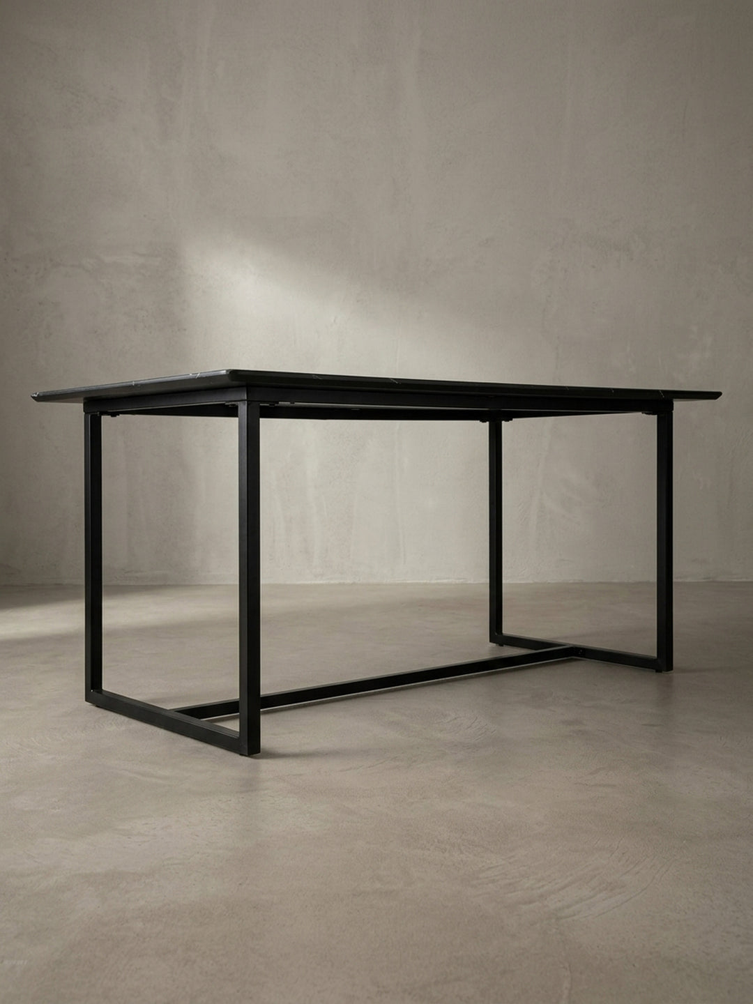 Detailansicht der hochwertigen Schweißnähte am schwarz pulverbeschichteten Eisengestell des minimalistischen Esstisches_