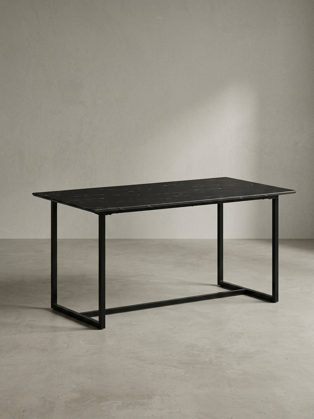 Gesamtansicht des eleganten schwarzen Speisetisches 160x80x76 cm der luxuriöse Marmor Optik mit modernem industriellem Design verbindet_