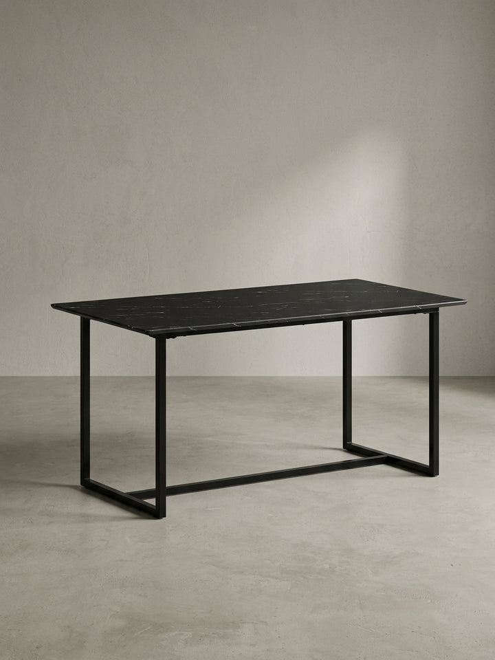 Gesamtansicht des eleganten schwarzen Speisetisches 160x80x76 cm der luxuriöse Marmor Optik mit modernem industriellem Design verbindet_
