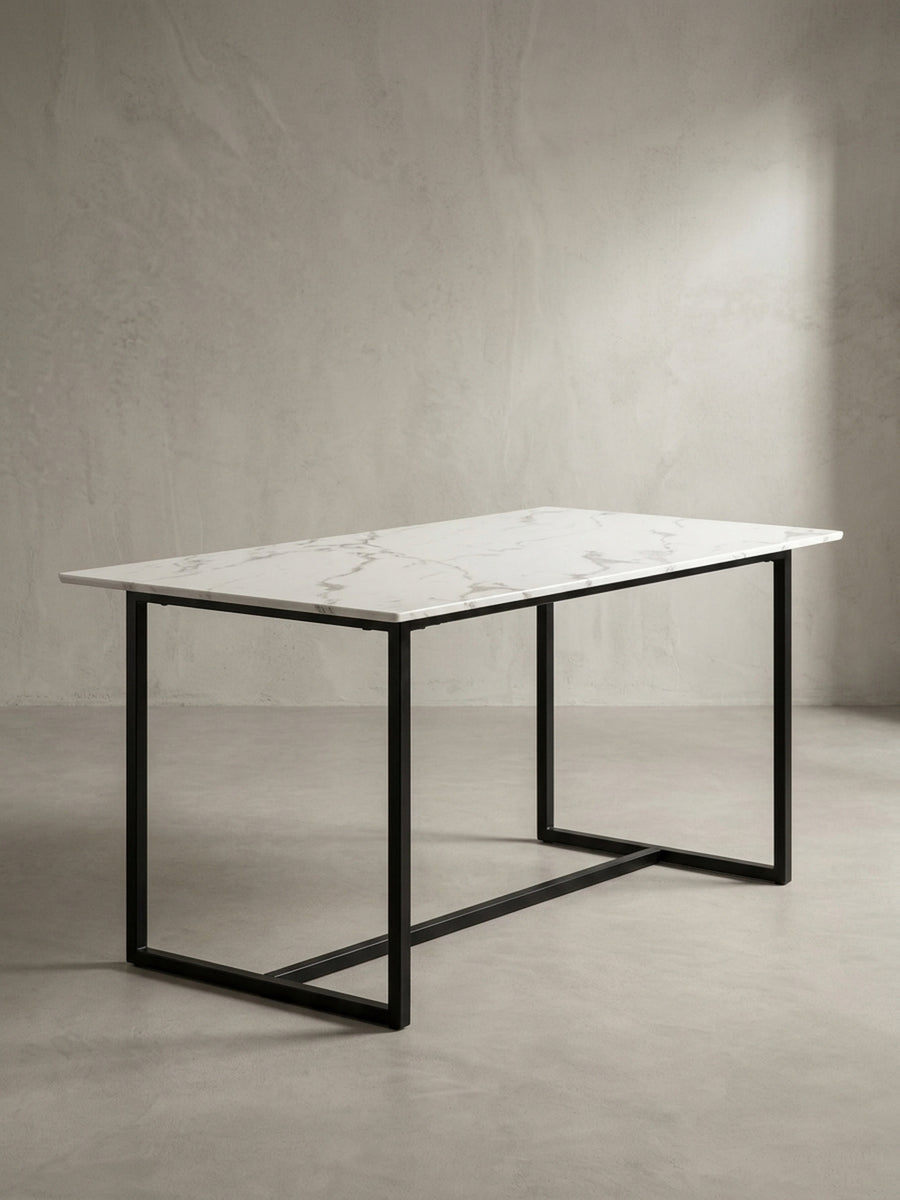Seitenprofil des modernen Küchentischs, das die architektonisch platzierte Bodenstrebe und die schlanke, elegant anmutende Tischplatte fokussiert._