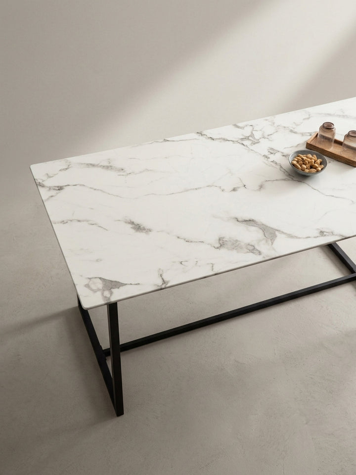 Alternative Perspektive des puristischen Esstisches 120x60 cm in Marmor-Optik welche die klare Trennung von schwarzem Rahmen und heller Platte betont_