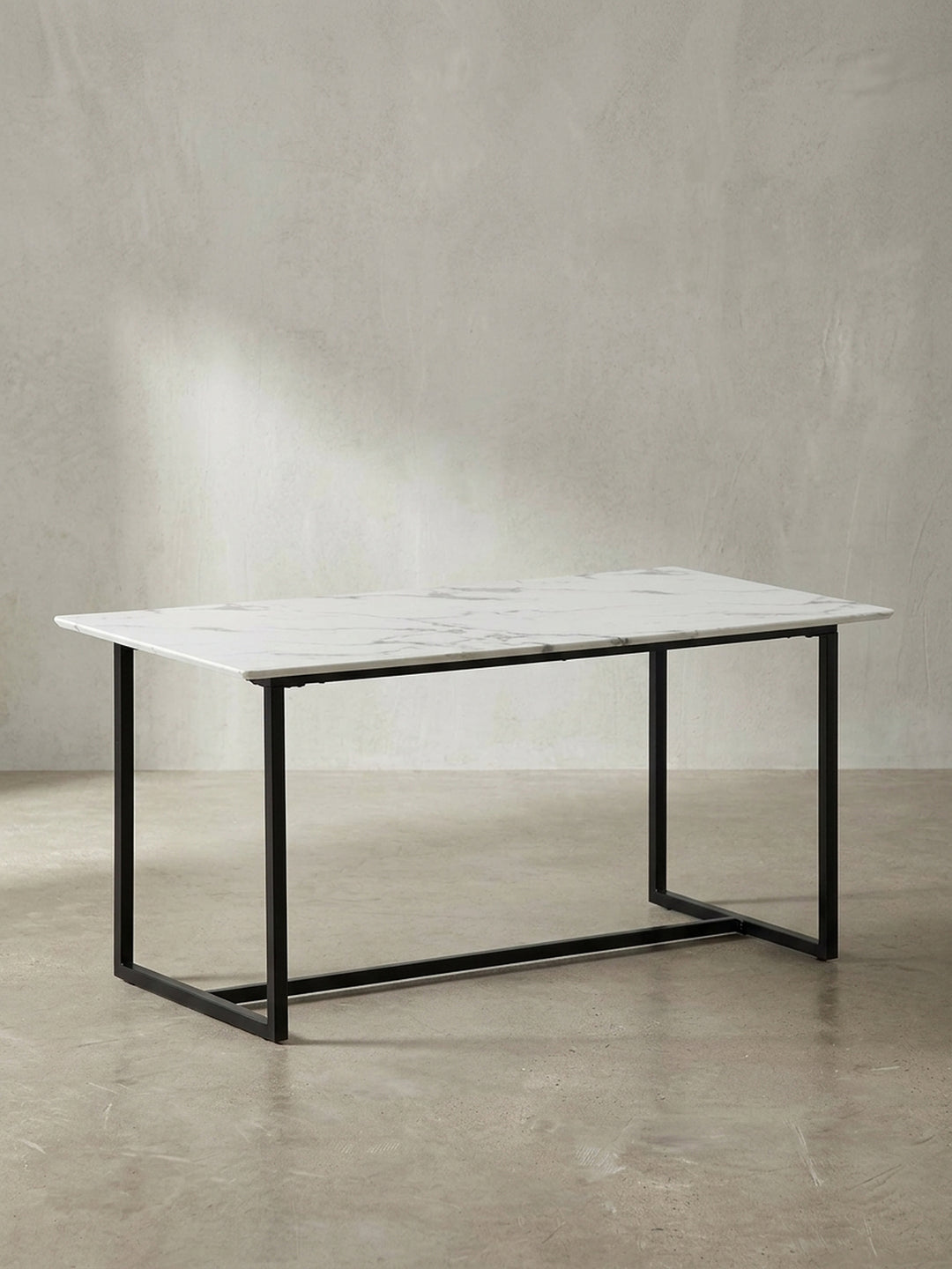 Moderner Esstisch 180x90x76 cm in voller Ansicht freigestellt, mit strahlend weißer Marmor-Optik und kontrastierenden mattschwarzen Eisenkufen._