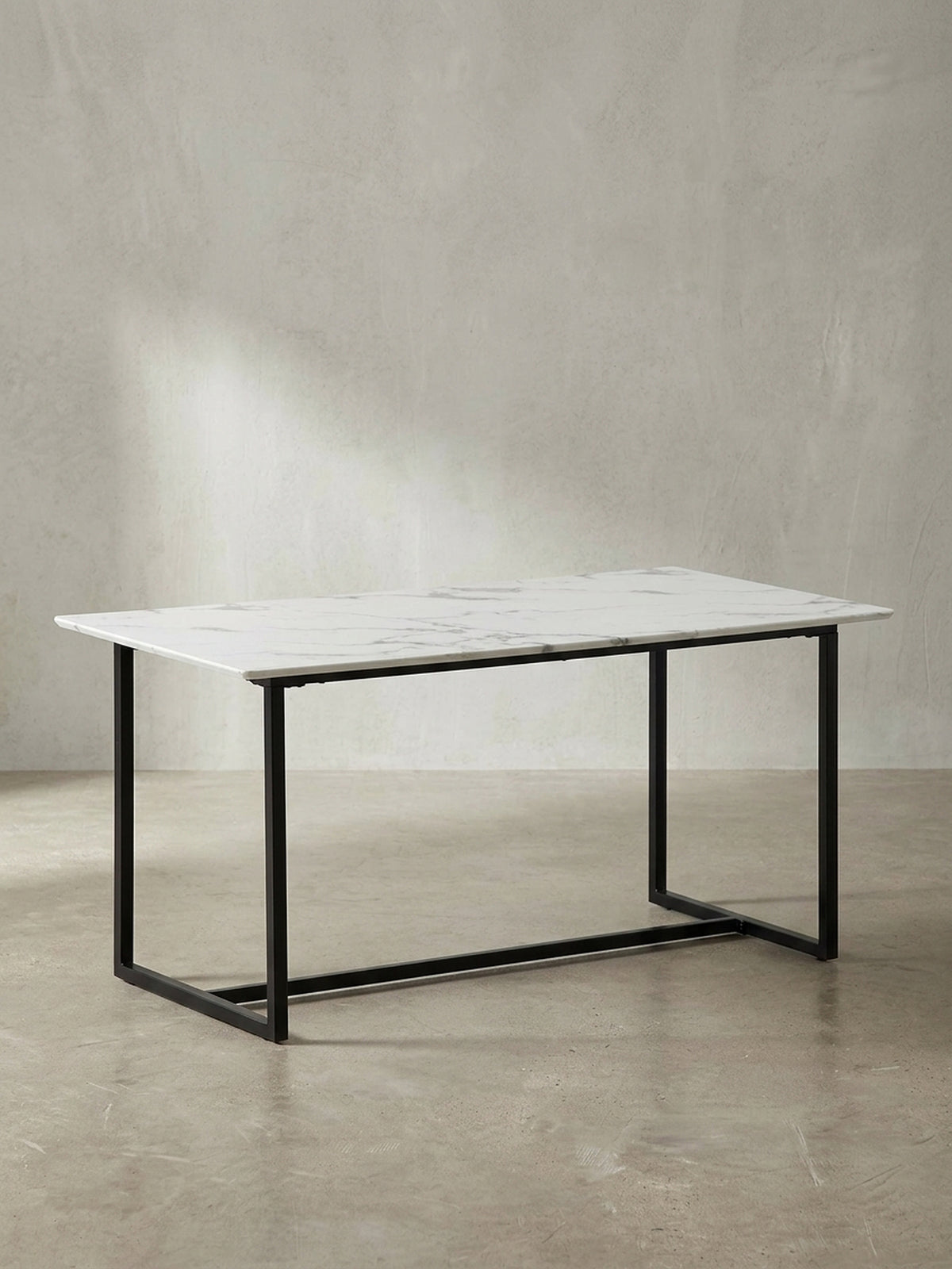 Moderner Esstisch 180x90x76 cm in voller Ansicht freigestellt, mit strahlend weißer Marmor-Optik und kontrastierenden mattschwarzen Eisenkufen._