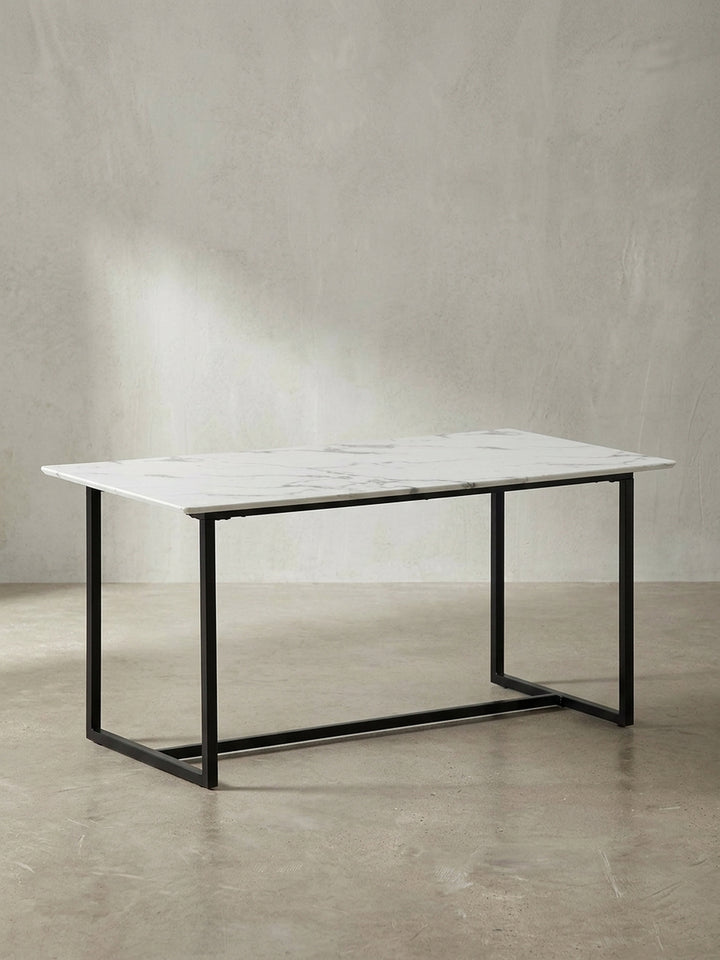 Moderner Esstisch 180x90x76 cm in voller Ansicht freigestellt, mit strahlend weißer Marmor-Optik und kontrastierenden mattschwarzen Eisenkufen._