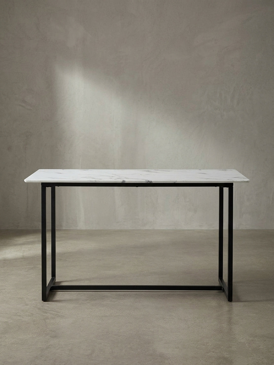 Frontale Gesamtdarstellung des stilvollen Esstischs, der luxuriöse Steinästhetik harmonisch mit einem kühlen industriellen Metallrahmen kombiniert._