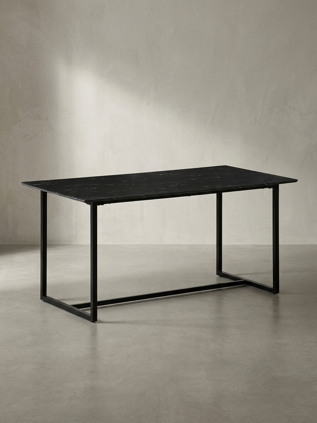 Moderner Speisetisch in schwarzer Marmor-Optik 180x90 cm mit pulverbeschichteten Metallbeinen freigestellt vor weißem Hintergrund_