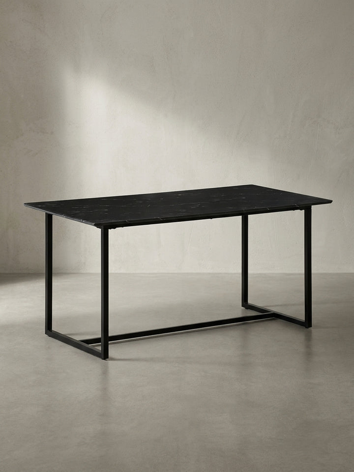 Moderner Speisetisch in schwarzer Marmor-Optik 180x90 cm mit pulverbeschichteten Metallbeinen freigestellt vor weißem Hintergrund_