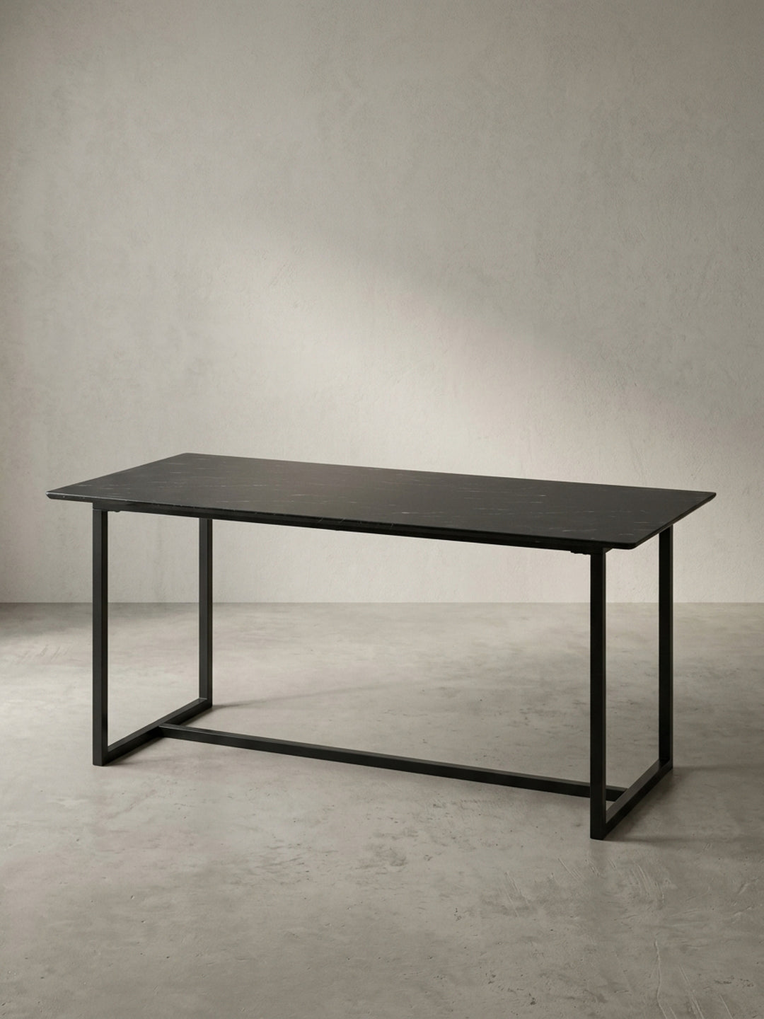 Großer Tisch für das Esszimmer mit schwarzem Kufengestell und Längsstrebe aus Metall schräg von der Seite gezeigt mit Fokus auf die Maserung_