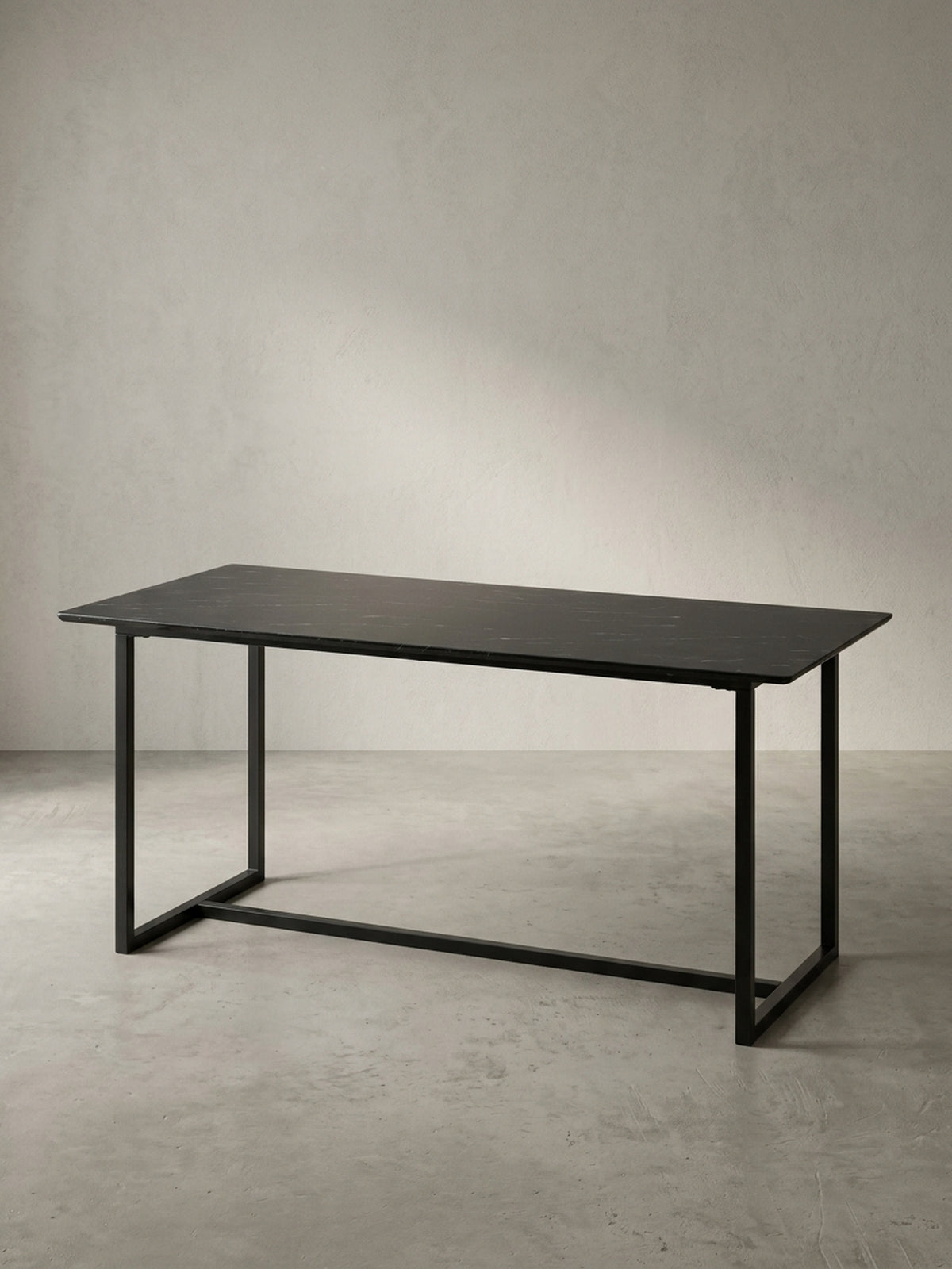 Großer Tisch für das Esszimmer mit schwarzem Kufengestell und Längsstrebe aus Metall schräg von der Seite gezeigt mit Fokus auf die Maserung_