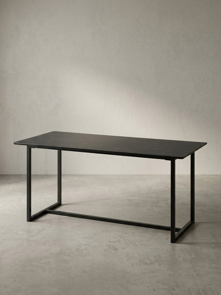 Großer Tisch für das Esszimmer mit schwarzem Kufengestell und Längsstrebe aus Metall schräg von der Seite gezeigt mit Fokus auf die Maserung_