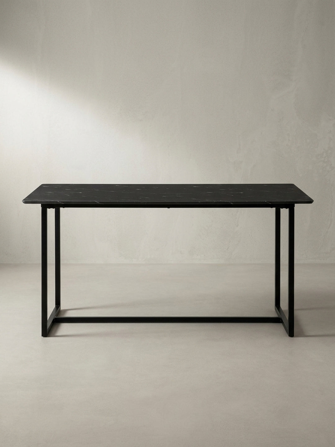 Seitenansicht des rechteckigen Esstischs 180x90x76 cm mit filigranem schwarzem Eisenrahmen und detaillierter Marmor-Folierung_