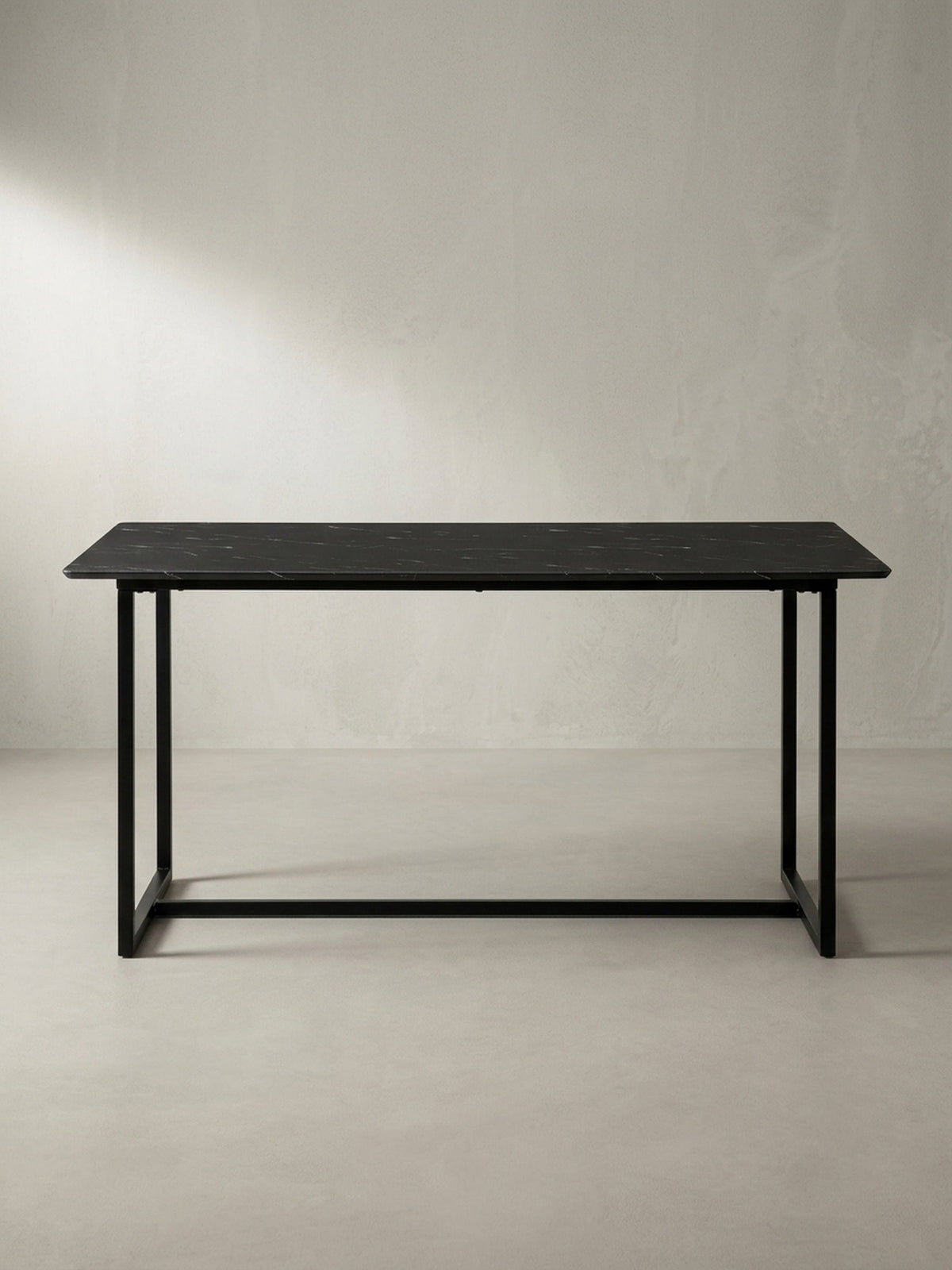 Seitenansicht des rechteckigen Esstischs 180x90x76 cm mit filigranem schwarzem Eisenrahmen und detaillierter Marmor-Folierung_