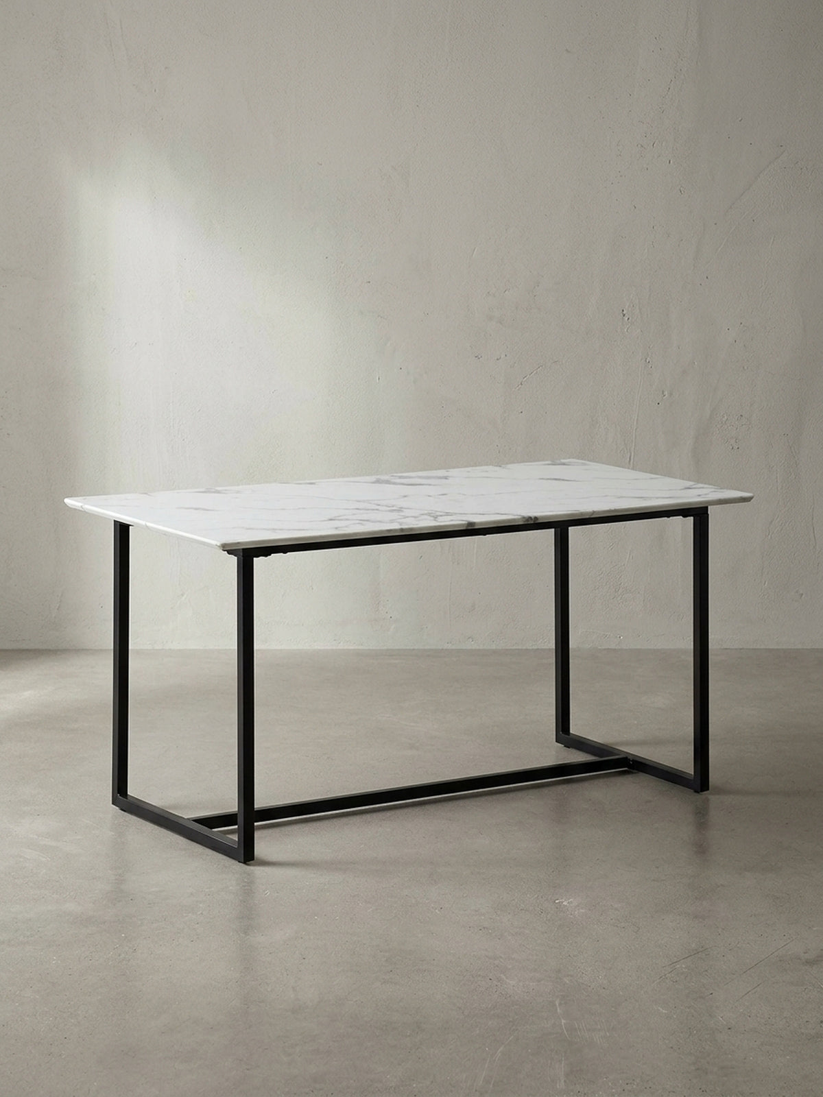Rechteckiger Esstisch 200x90 cm mit hochglänzender weißer Tischplatte im Marmor-Design und geradlinigem schwarzen Eisen-Kufengestell vor weißem Hintergrund_
