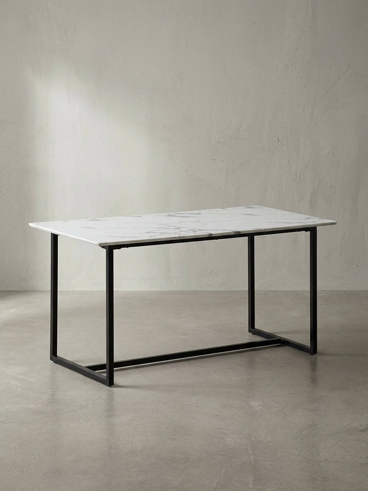 Rechteckiger Esstisch 200x90 cm mit hochglänzender weißer Tischplatte im Marmor-Design und geradlinigem schwarzen Eisen-Kufengestell vor weißem Hintergrund_