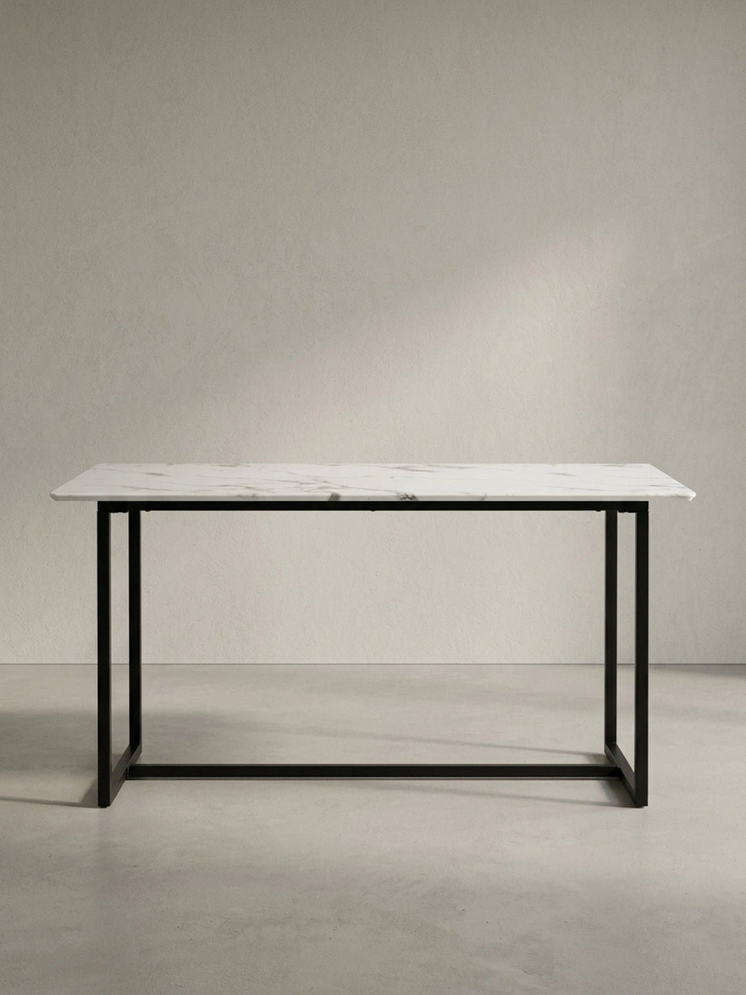 Großer Speisetisch mit eleganter Marmor-Optik-Oberfläche und robusten schwarzen Metallbeinen in leichter Schrägansicht für ein modernes Esszimmer_
