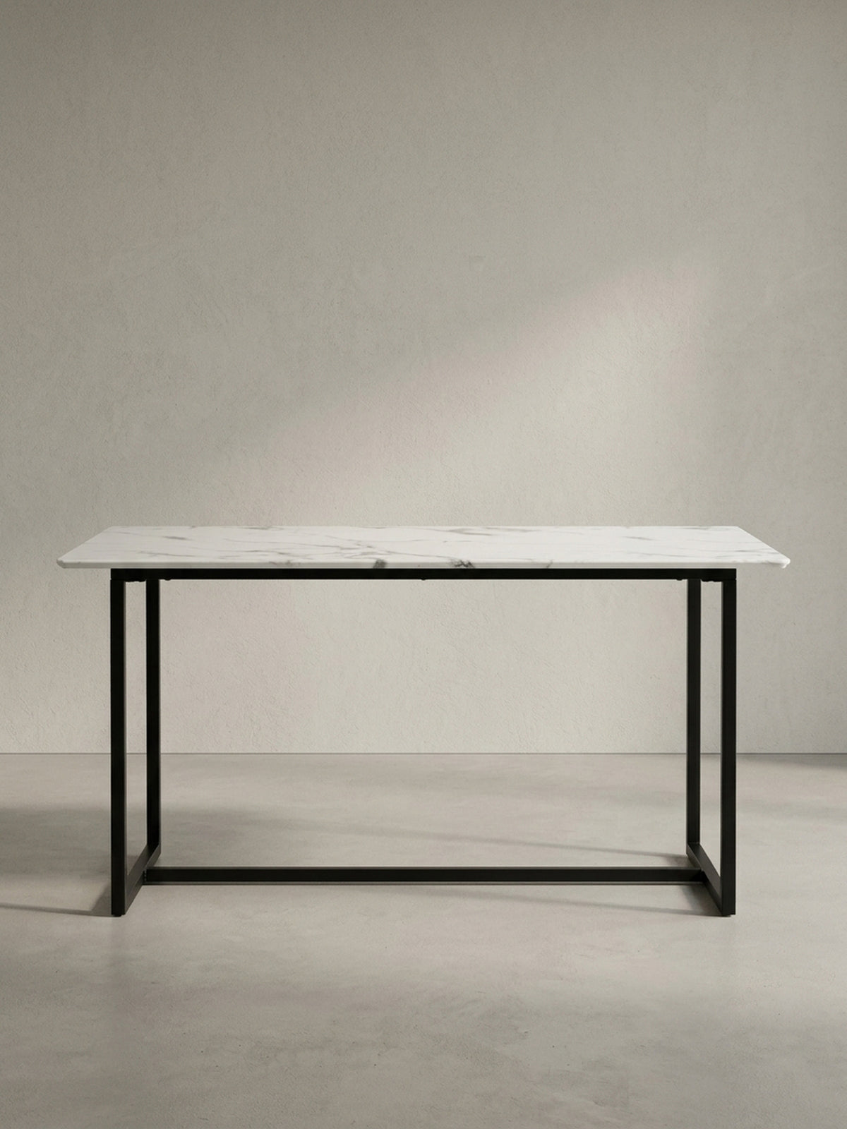 Großer Speisetisch mit eleganter Marmor-Optik-Oberfläche und robusten schwarzen Metallbeinen in leichter Schrägansicht für ein modernes Esszimmer_