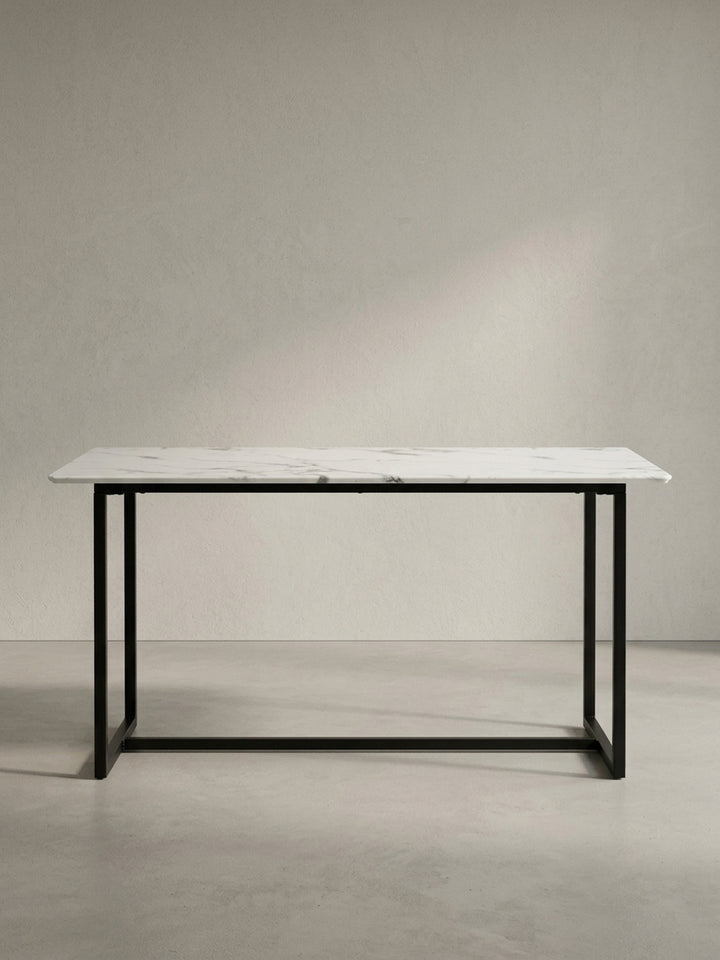 Großer Speisetisch mit eleganter Marmor-Optik-Oberfläche und robusten schwarzen Metallbeinen in leichter Schrägansicht für ein modernes Esszimmer_