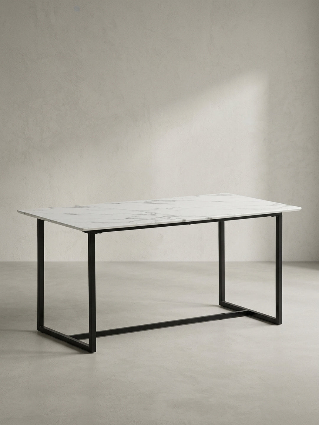 Eleganter Küchentisch aus foliertem MDF in edler Marmor-Optik mit schwarzem Metallrahmen in leicht abgewinkelter Seitenansicht als modernes Einrichtungshighlight_
