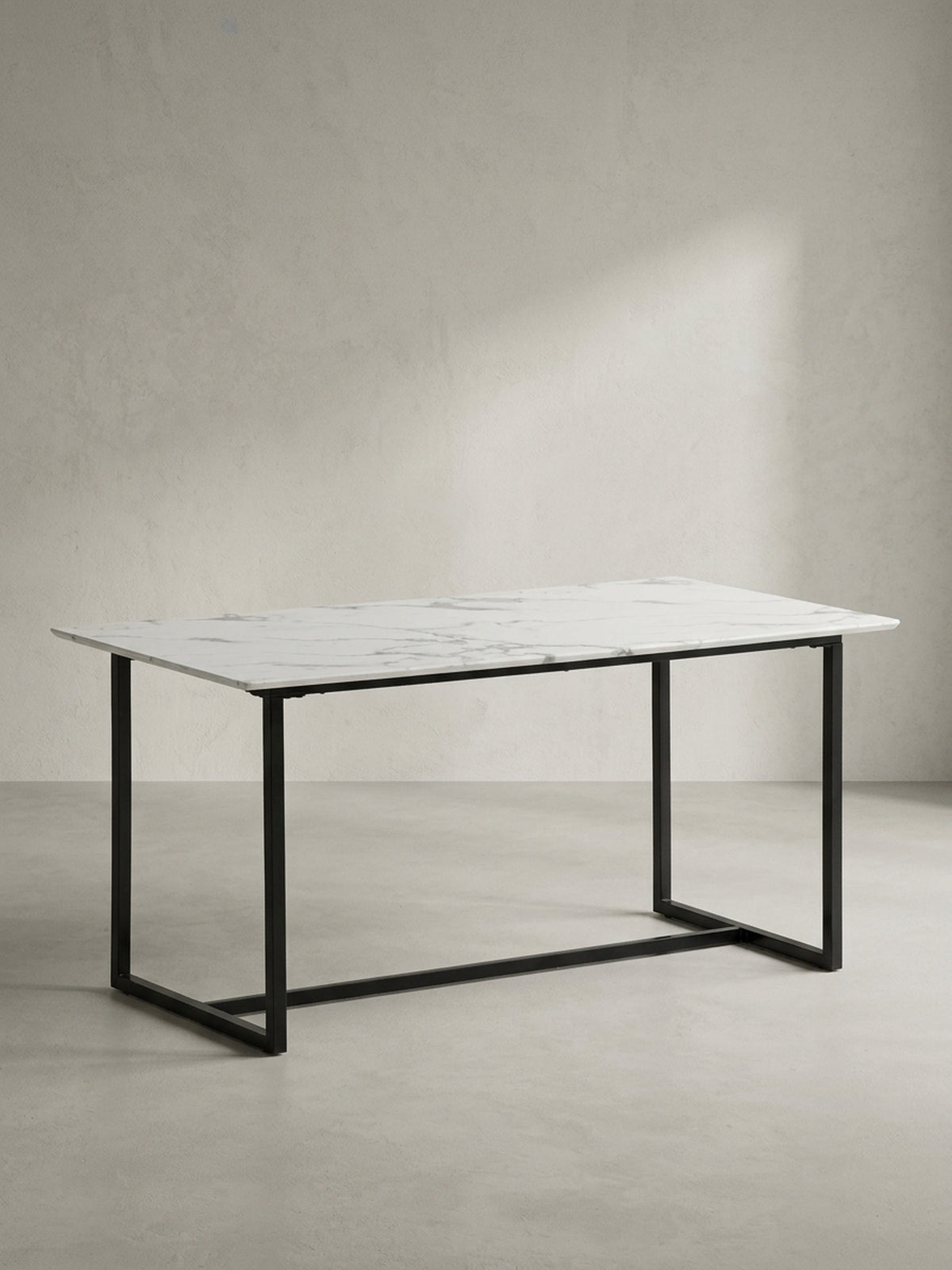 Eleganter Küchentisch aus foliertem MDF in edler Marmor-Optik mit schwarzem Metallrahmen in leicht abgewinkelter Seitenansicht als modernes Einrichtungshighlight_
