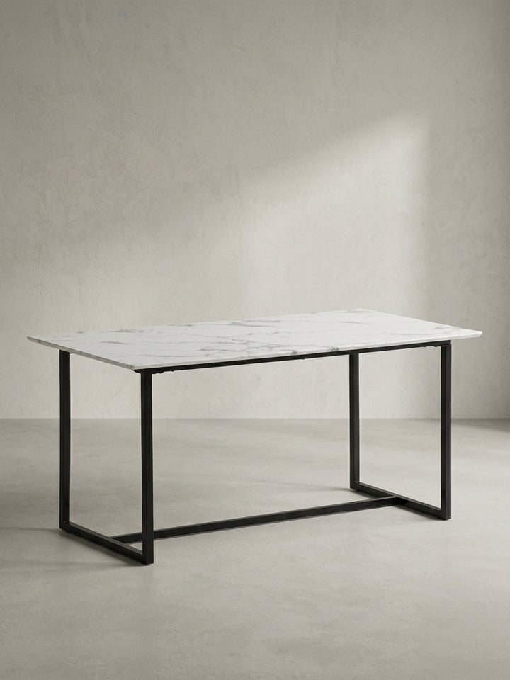 Eleganter Küchentisch aus foliertem MDF in edler Marmor-Optik mit schwarzem Metallrahmen in leicht abgewinkelter Seitenansicht als modernes Einrichtungshighlight_