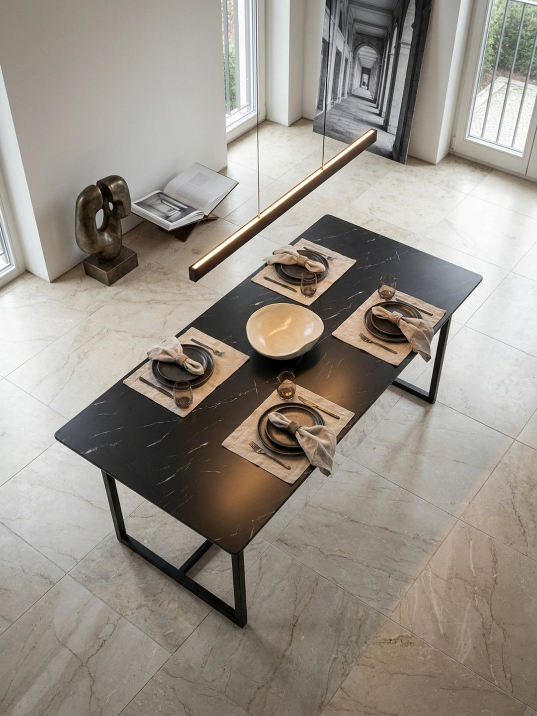 Großer Esstisch 200x90 cm mit schwarzer Marmor-Musterung von oben betrachtet umgeben von grauen Polsterstühlen im eleganten Raum_