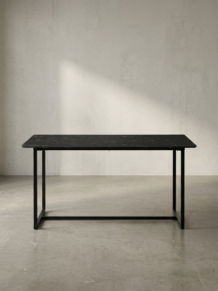 Geometrischer Speisetisch 200x90x76 cm in schwarz glänzendem Finish mit bodennaher Querverstrebung aus seitlicher Perspektive abgelichtet_