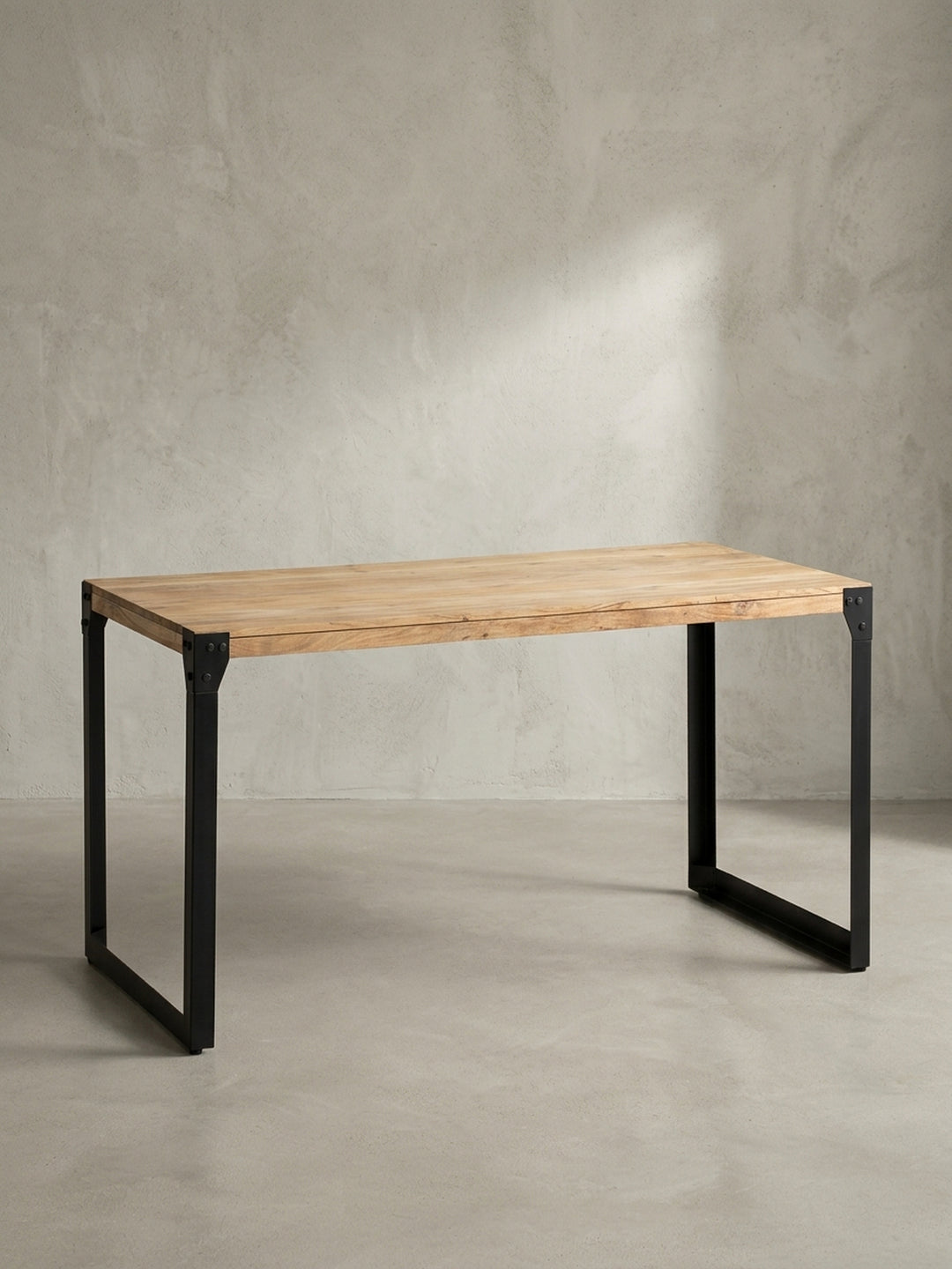 Frontansicht des Industrial Esstischs 120x60 cm aus Akazie Massivholz mit schwarzem Eisengestell, freigestellt vor neutralem Hintergrund zur Darstellung der klaren Form._