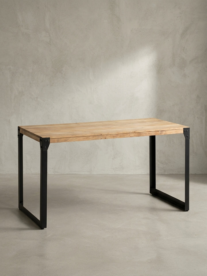 Frontansicht des Industrial Esstischs 120x60 cm aus Akazie Massivholz mit schwarzem Eisengestell, freigestellt vor neutralem Hintergrund zur Darstellung der klaren Form._