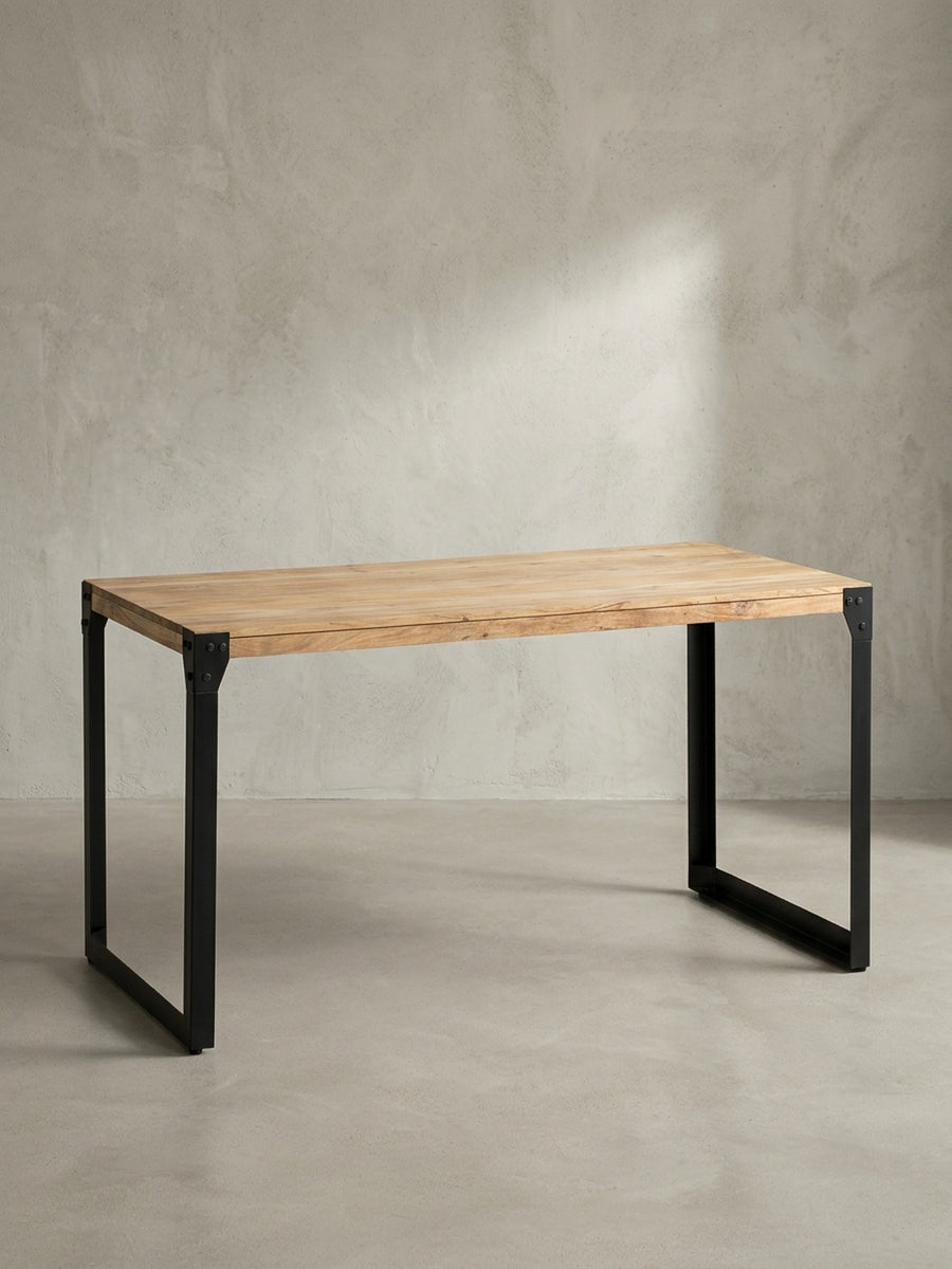 Frontansicht des Industrial Esstischs 120x60 cm aus Akazie Massivholz mit schwarzem Eisengestell, freigestellt vor neutralem Hintergrund zur Darstellung der klaren Form._