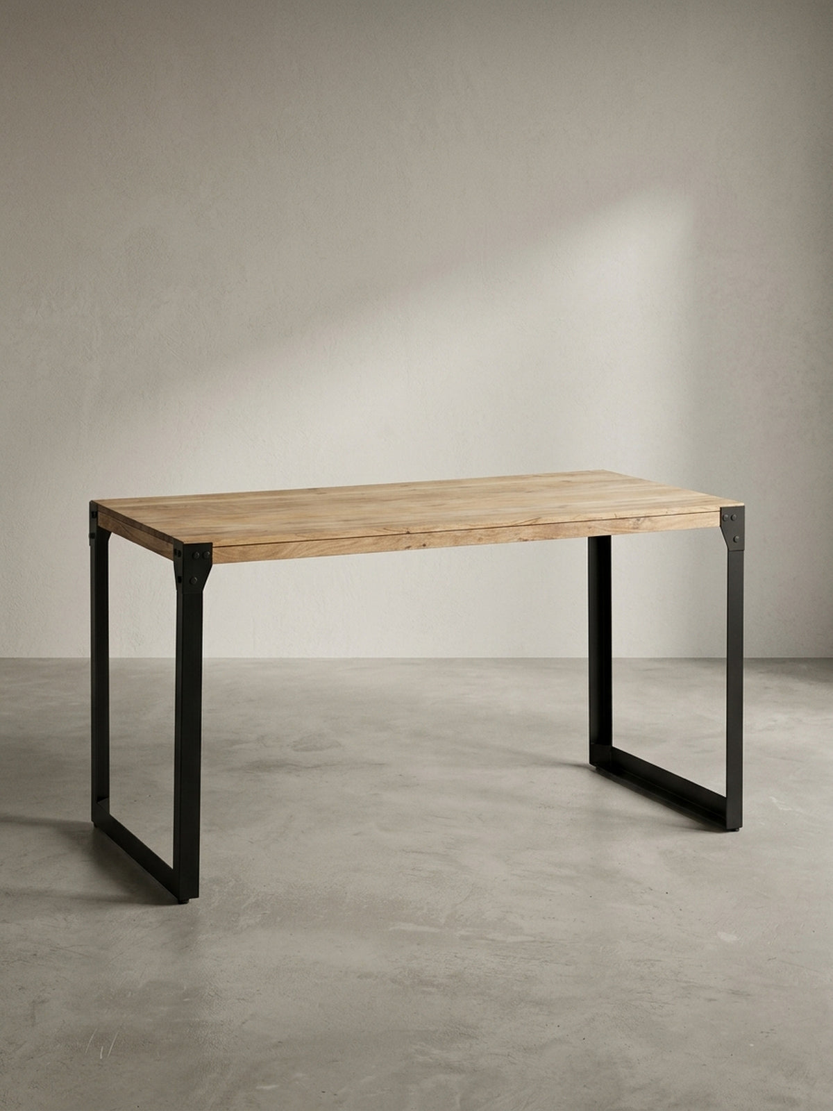Der rechteckige Speisetisch aus Akazie und Eisen als funktionales und ästhetisches Möbelstück für moderne Küchen und Essbereiche im Industrial Style._
