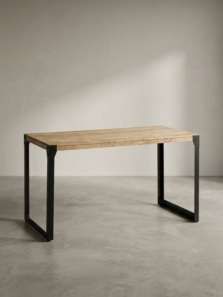 Der rechteckige Speisetisch aus Akazie und Eisen als funktionales und ästhetisches Möbelstück für moderne Küchen und Essbereiche im Industrial Style._