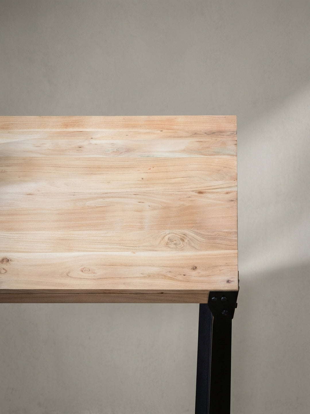 Nahaufnahme eines schwarzen Eckbeschlags mit Nieten am Esstisch, ein charakteristisches Detail des authentischen Industrial-Looks für das Esszimmer._