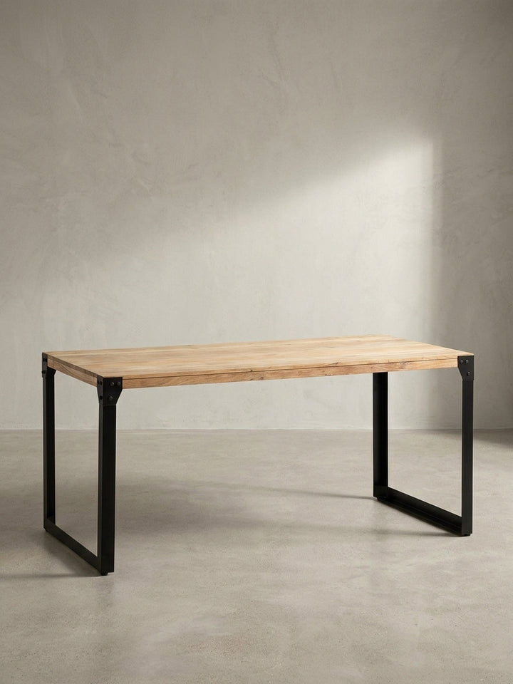 Gesamtübersicht des modernen Esstisches im Industrial-Design der die spannungsvolle Kombination aus natürlichem Massivholz und schwarzem Metall verdeutlicht._