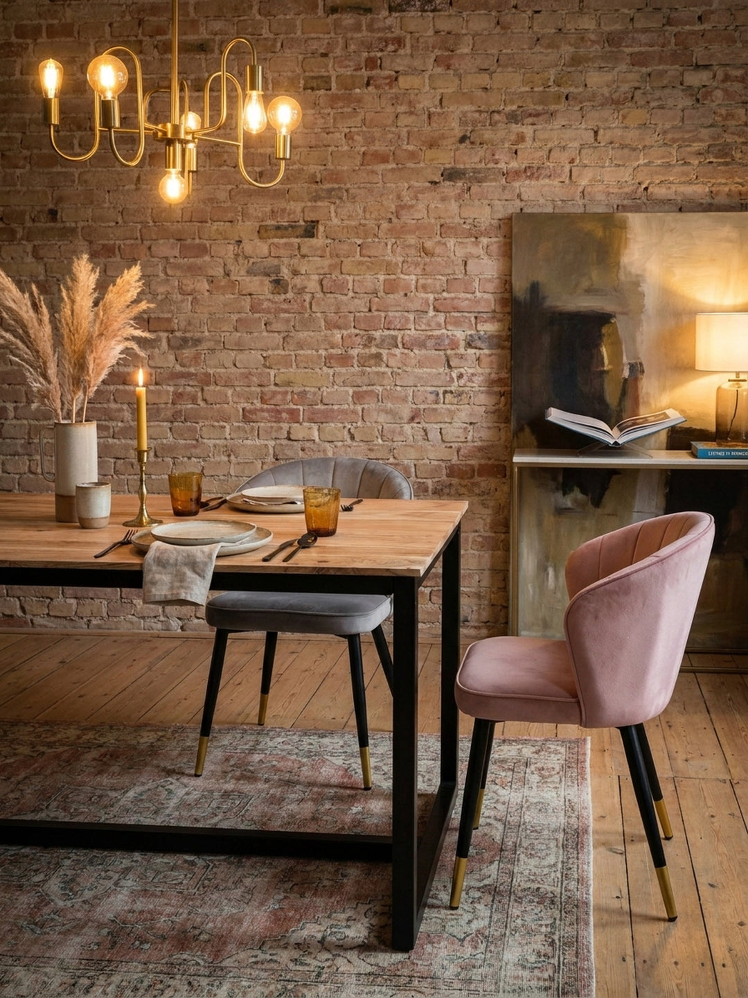 Ein gemütliches Stillleben auf dem Holztisch: Zwei schwarze Keramikbecher und eine Vase mit Trockenblumen schaffen eine einladende Atmosphäre im Essbereich._