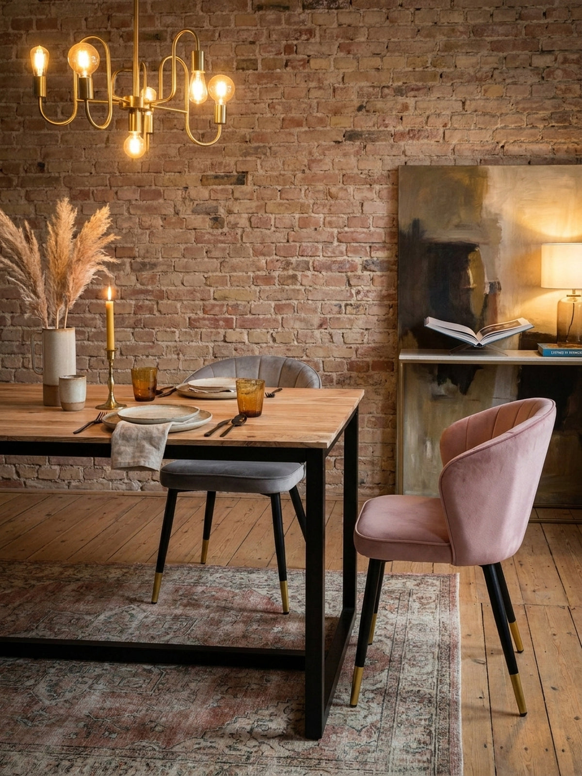 Ein gemütliches Stillleben auf dem Holztisch: Zwei schwarze Keramikbecher und eine Vase mit Trockenblumen schaffen eine einladende Atmosphäre im Essbereich.