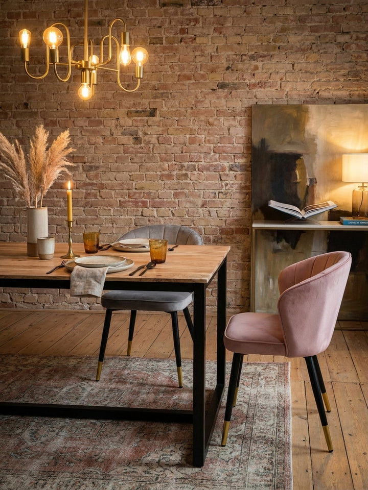 Ein gemütliches Stillleben auf dem Holztisch: Zwei schwarze Keramikbecher und eine Vase mit Trockenblumen schaffen eine einladende Atmosphäre im Essbereich._