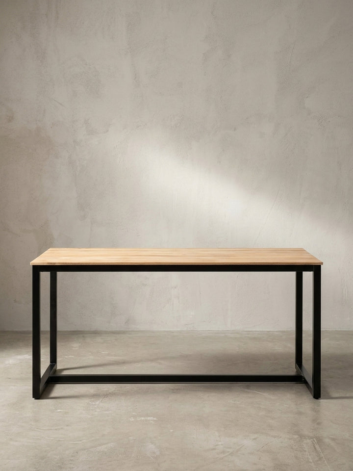 Speisetisch aus Echtholz und Eisen im Industrial-Design schräg von der Seite mit sichtbarer 1,5 cm starker Tischplatte_