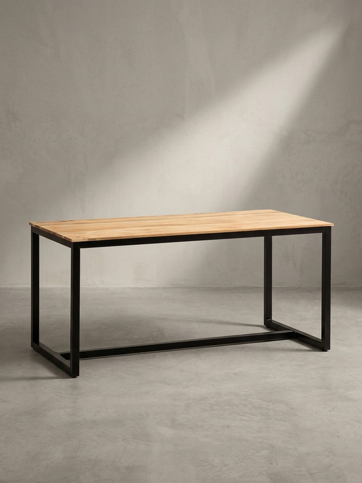 Seitenprofil des Esszimmertisches aus Holz mit klaren geometrischen Linien und stabilisierender schwarzer Bodenstrebe_