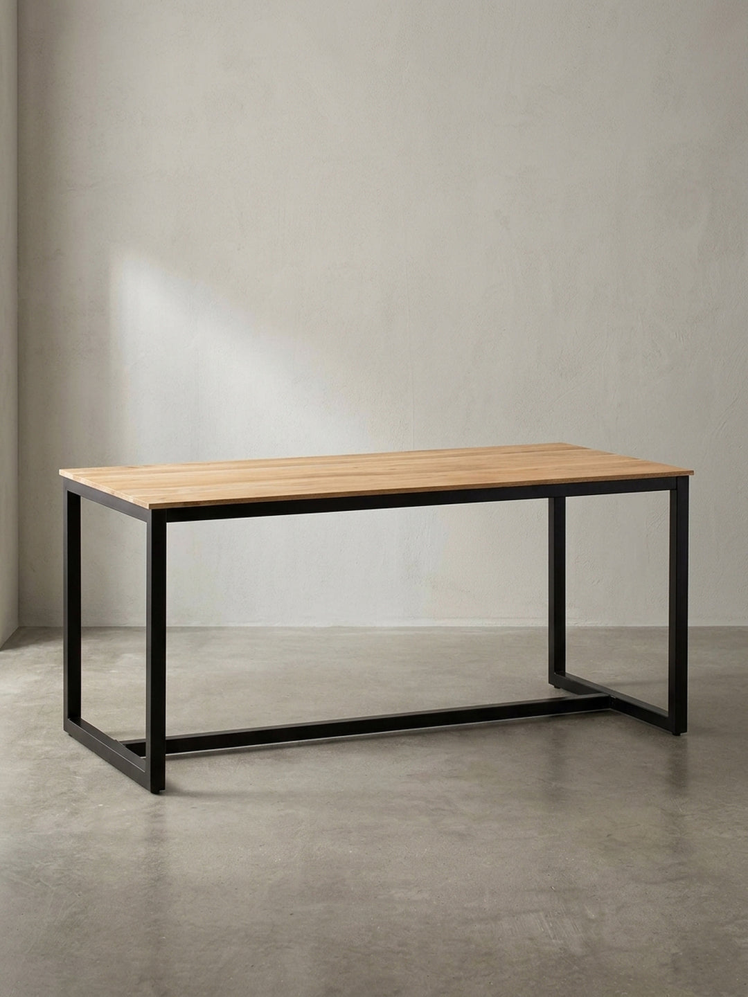 Rechteckiger Esstisch Loft-Style aus Akazie Massivholz 160x80x76 cm Frontansicht mit markanten schwarzen Metallkufen_