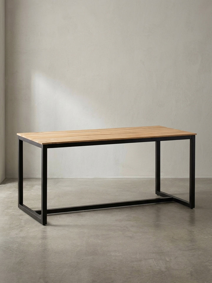 Rechteckiger Esstisch Loft-Style aus Akazie Massivholz 160x80x76 cm Frontansicht mit markanten schwarzen Metallkufen_