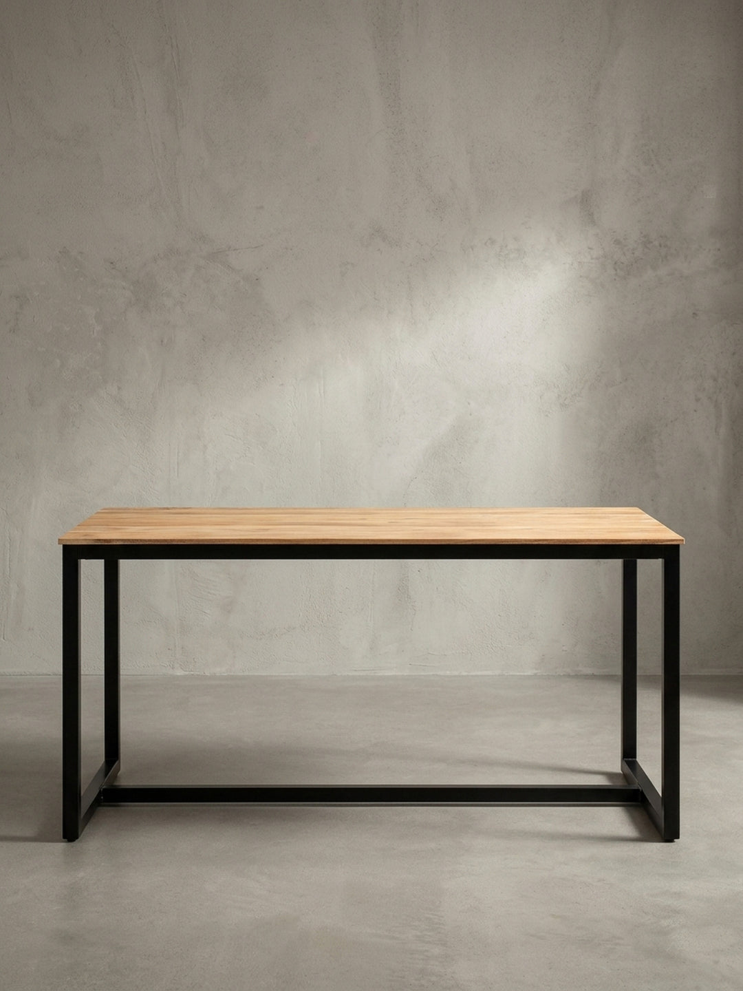 Schräge Perspektive auf den 200 cm langen Küchentisch im Industrial Design, der die robuste Stärke der lackierten Massivholzplatte deutlich zeigt_