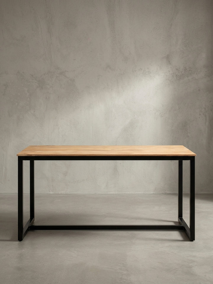 Schräge Perspektive auf den 200 cm langen Küchentisch im Industrial Design, der die robuste Stärke der lackierten Massivholzplatte deutlich zeigt_