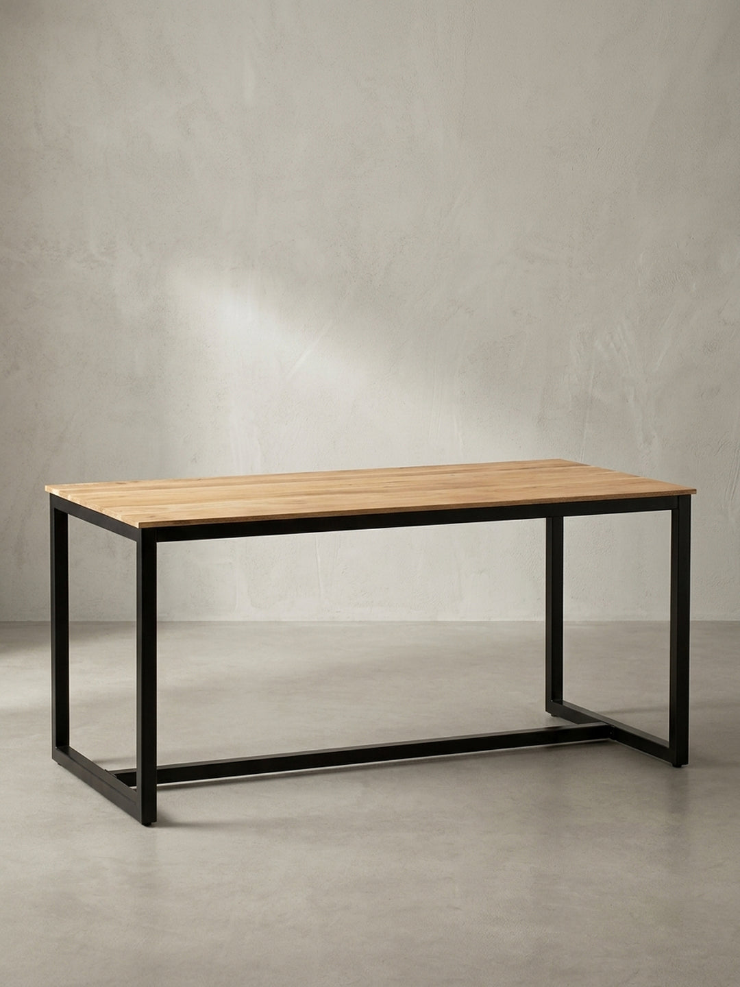 Frontansicht des modernen Esstisches aus Akazie Massivholz mit klarer Linienführung und robustem U-Profil Metallgestell in Schwarz vor neutralem, hellem Hintergrund._