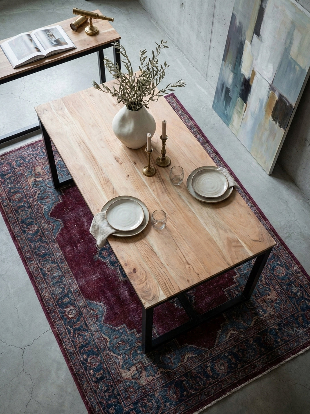 Draufsicht auf den 140x80 cm großen Holztisch mit schwarzem Kufengestell umringt von samtigen Esszimmerstühlen in einer urbanen Einrichtung_