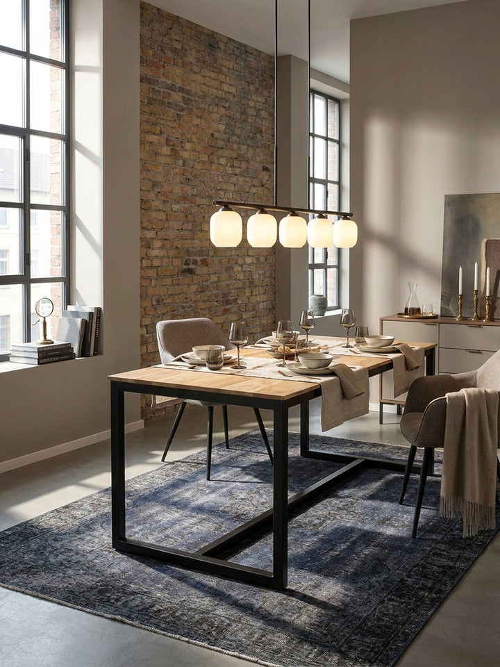 Großer Esstisch aus massivem Akazienholz 160x80 cm mit schwarzem Metallgestell im luxuriösen Industrial-Loft auf poliertem Betonboden_