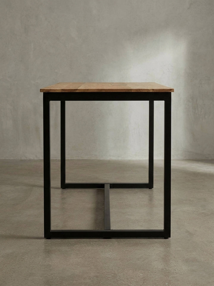 Gesamtübersicht des 160 cm breiten Esstisches im Industrial-Look der natürliches Holz mit minimalistischem Design vereint_