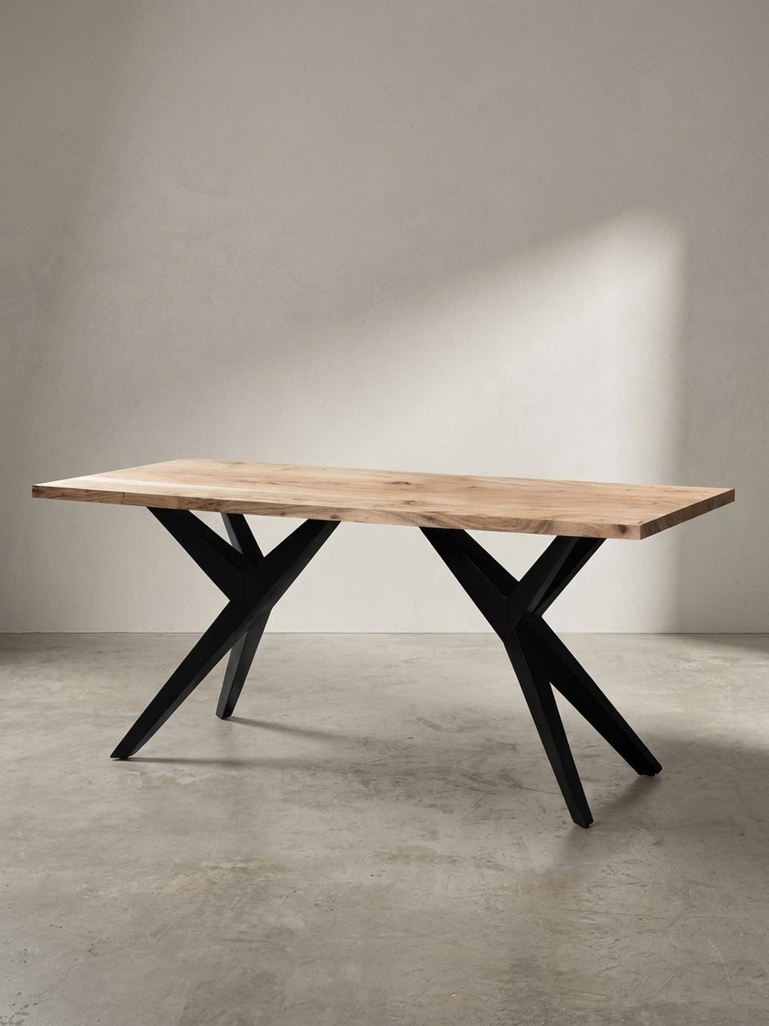 Ein Überblick über das Design des Esszimmertisches, der die warme Ausstrahlung von Akazienholz mit robustem Industrial-Design verbindet._