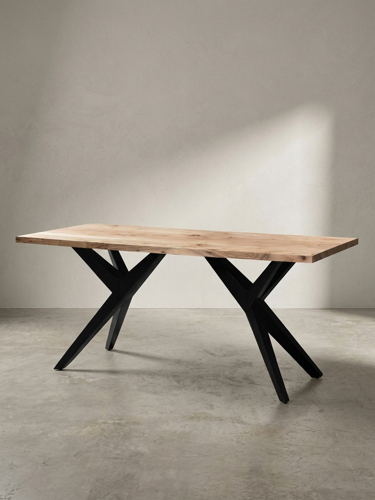 Ein Überblick über das Design des Esszimmertisches, der die warme Ausstrahlung von Akazienholz mit robustem Industrial-Design verbindet._