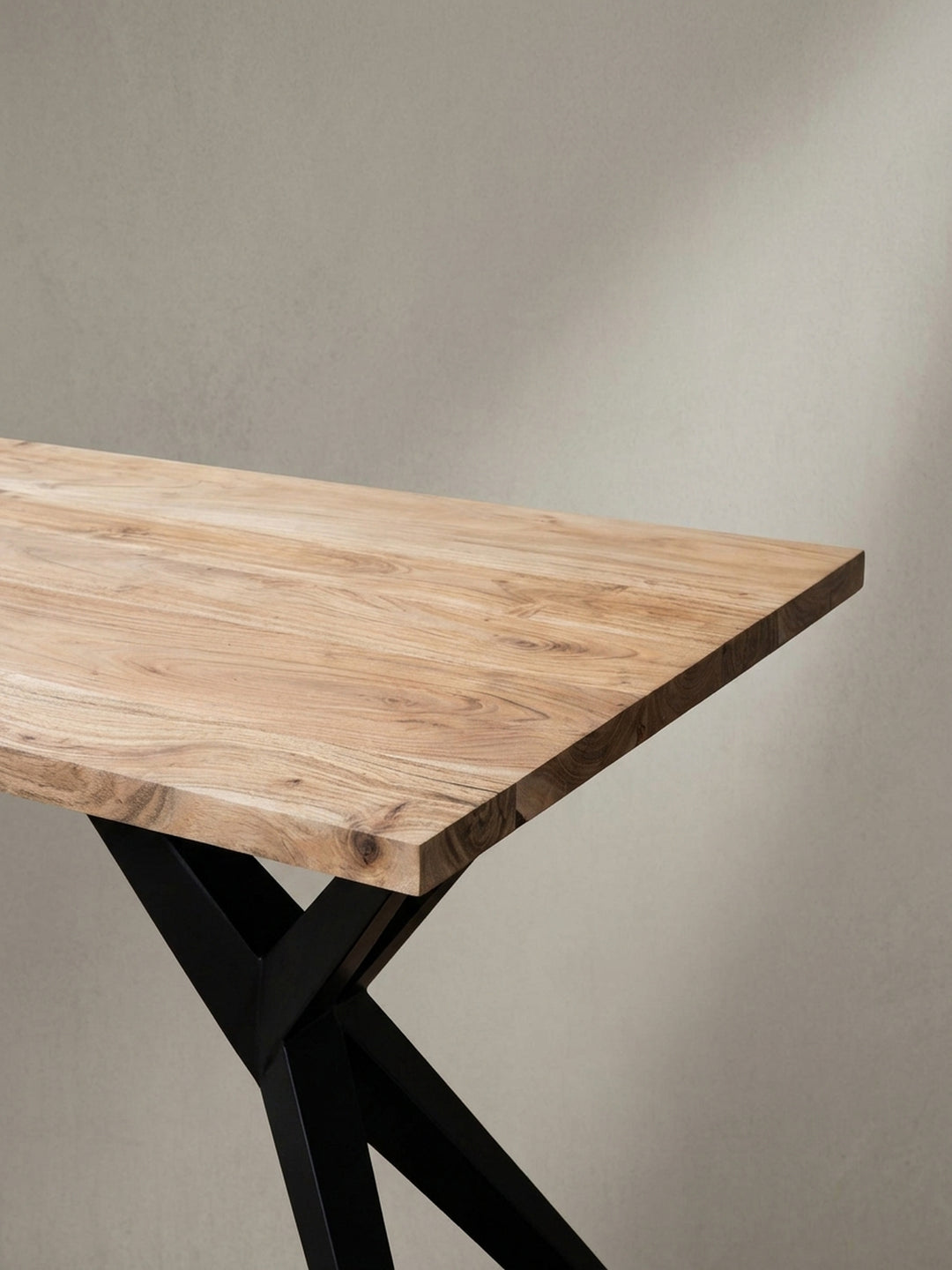 Eine alternative Perspektive auf den Speisetisch, die die Tiefe der 100cm breiten Tischplatte und die einzigartige Holzmaserung betont._